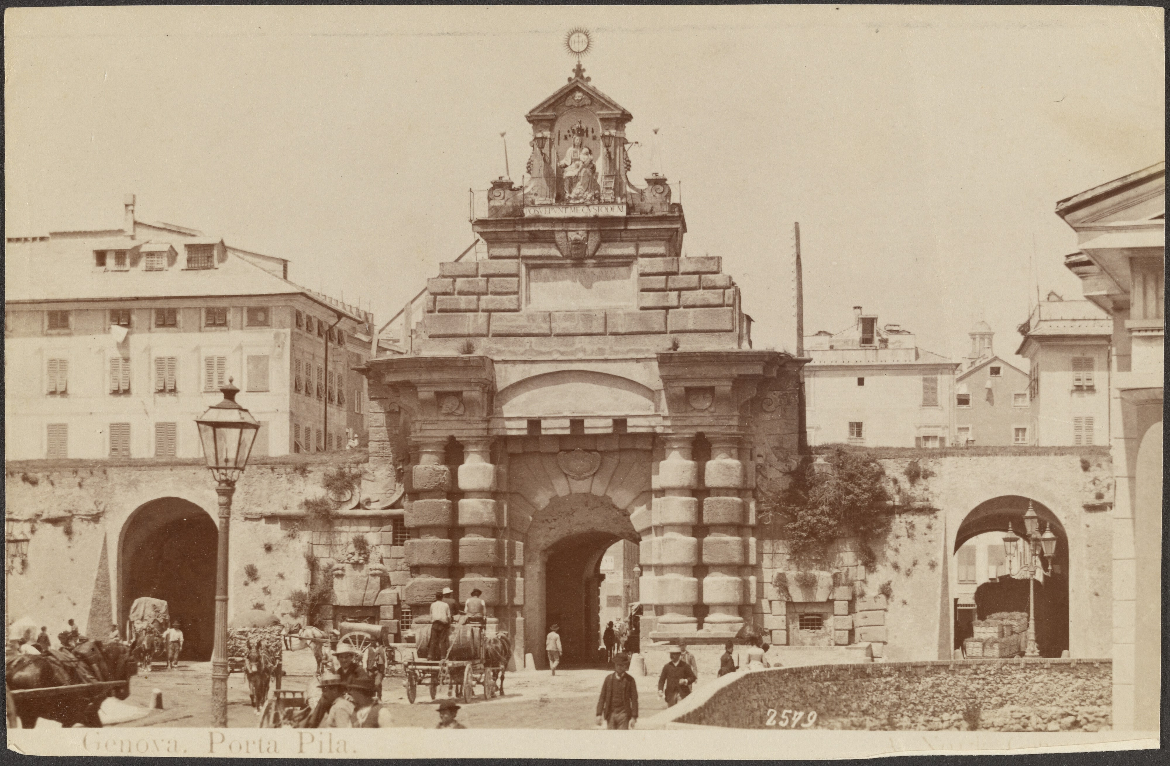 Genova. Porta Pila