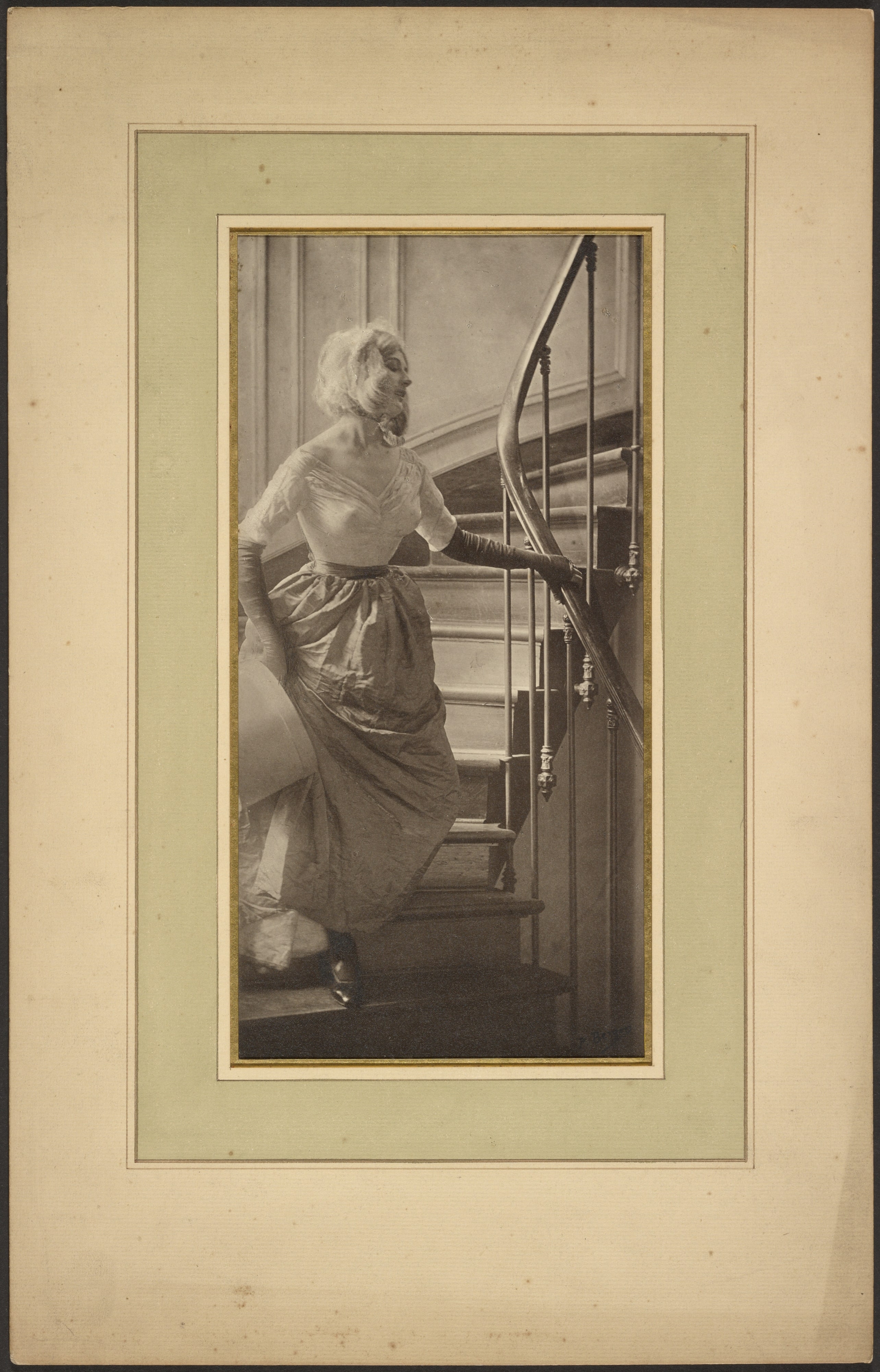 Dans l'escalier