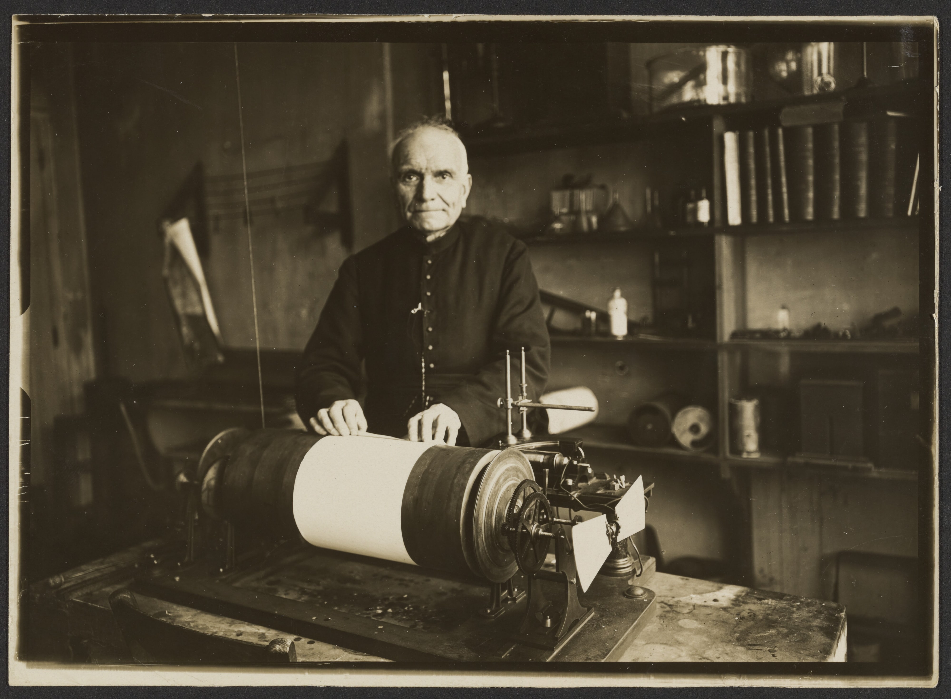 [L'abbe Rousselot colle une feuille de papier de soie sur un cylindre]