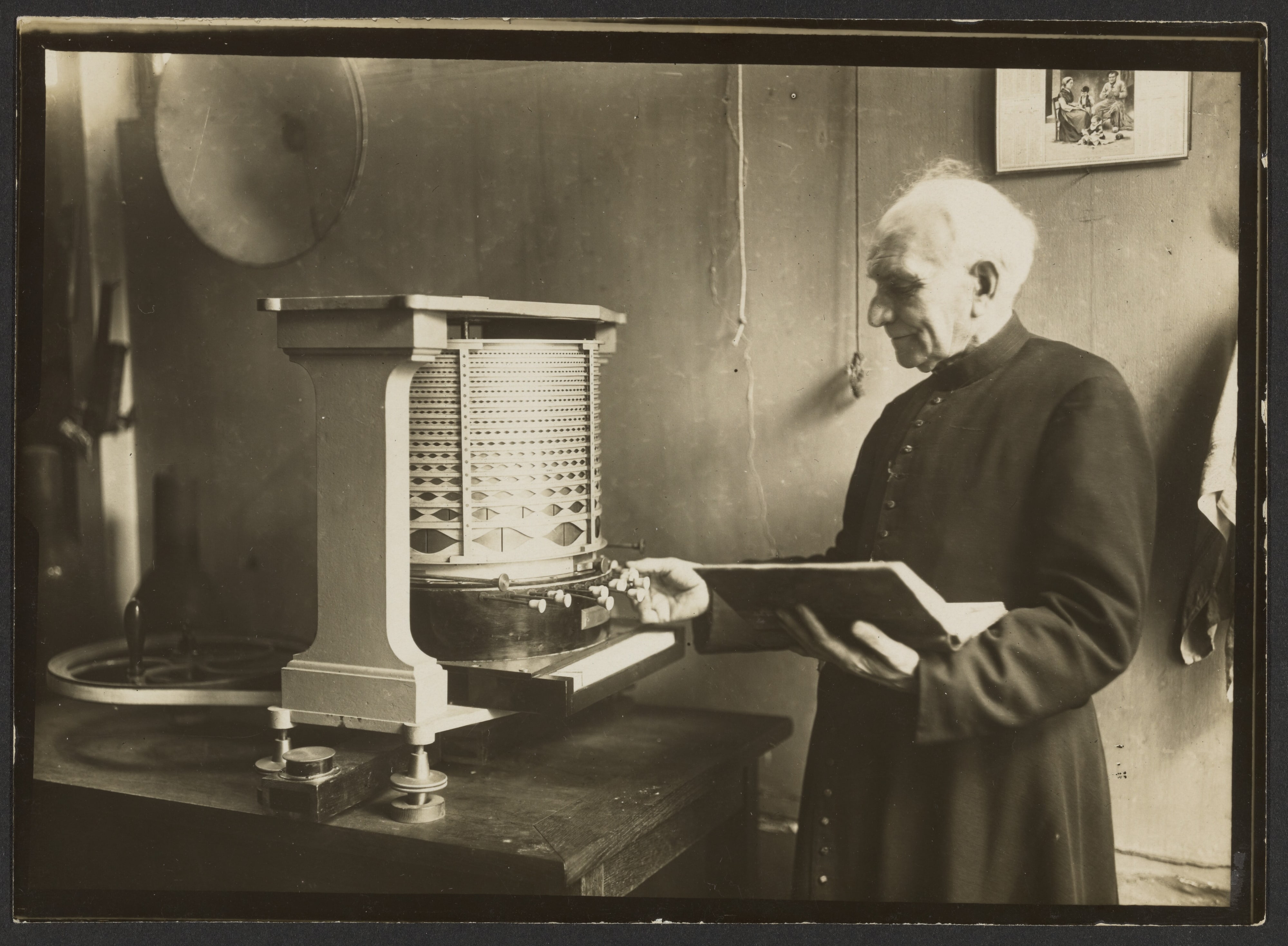 [Sirene a ondes inventees par l'abbe Rousselot]