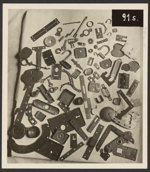 [Arrangement of Metal Fittings]