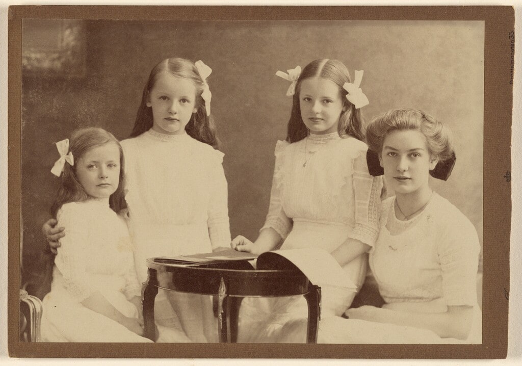 [Brita, 16, Ingeborg, 10, Geroa, 7, Helena, 7]