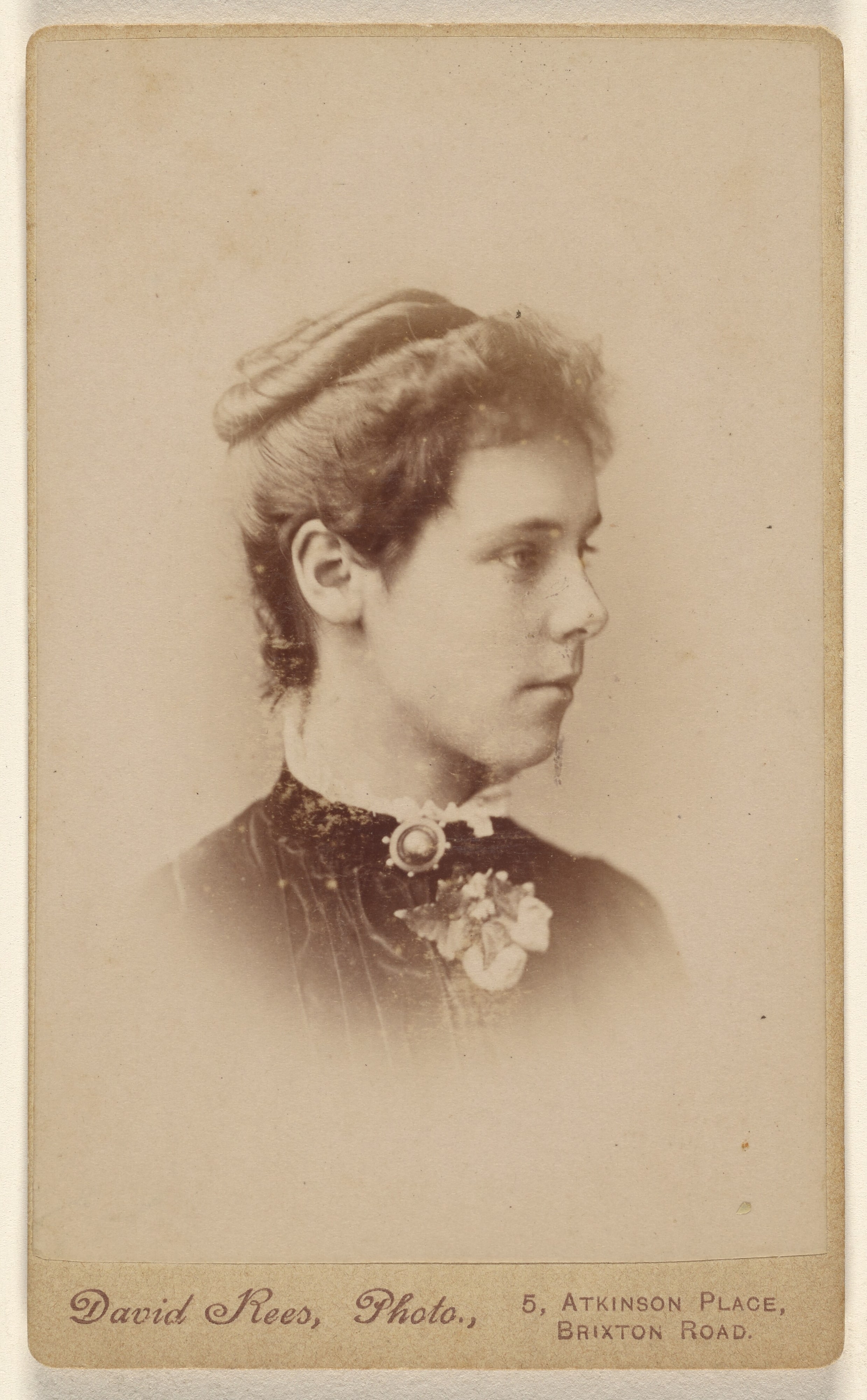 [Unidentified young woman in profile, printed in vignette-style]
