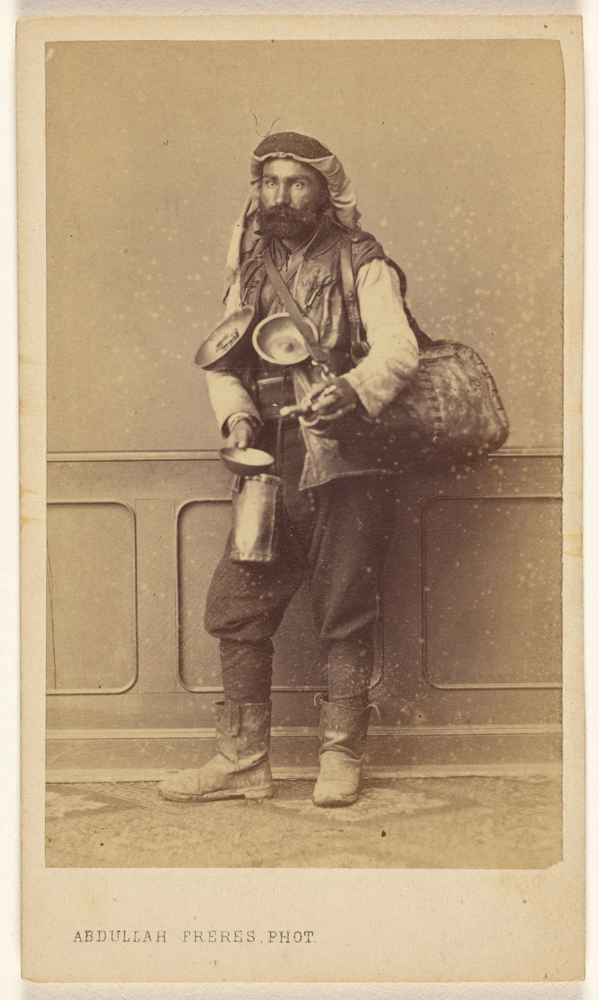 Distributeur d'eau [water carrier]