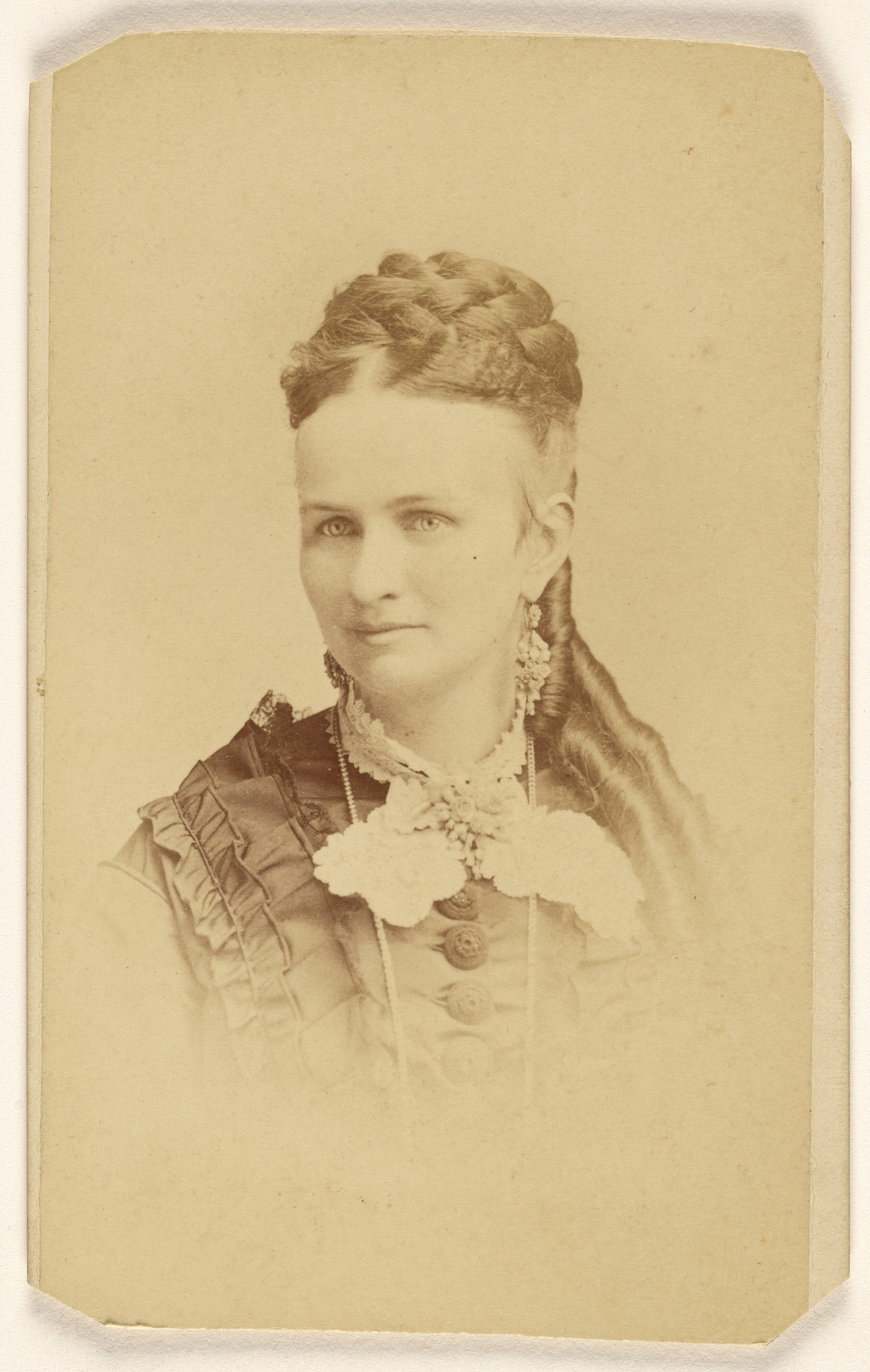 [Unidentified woman with long curls, printed in vignette-style]
