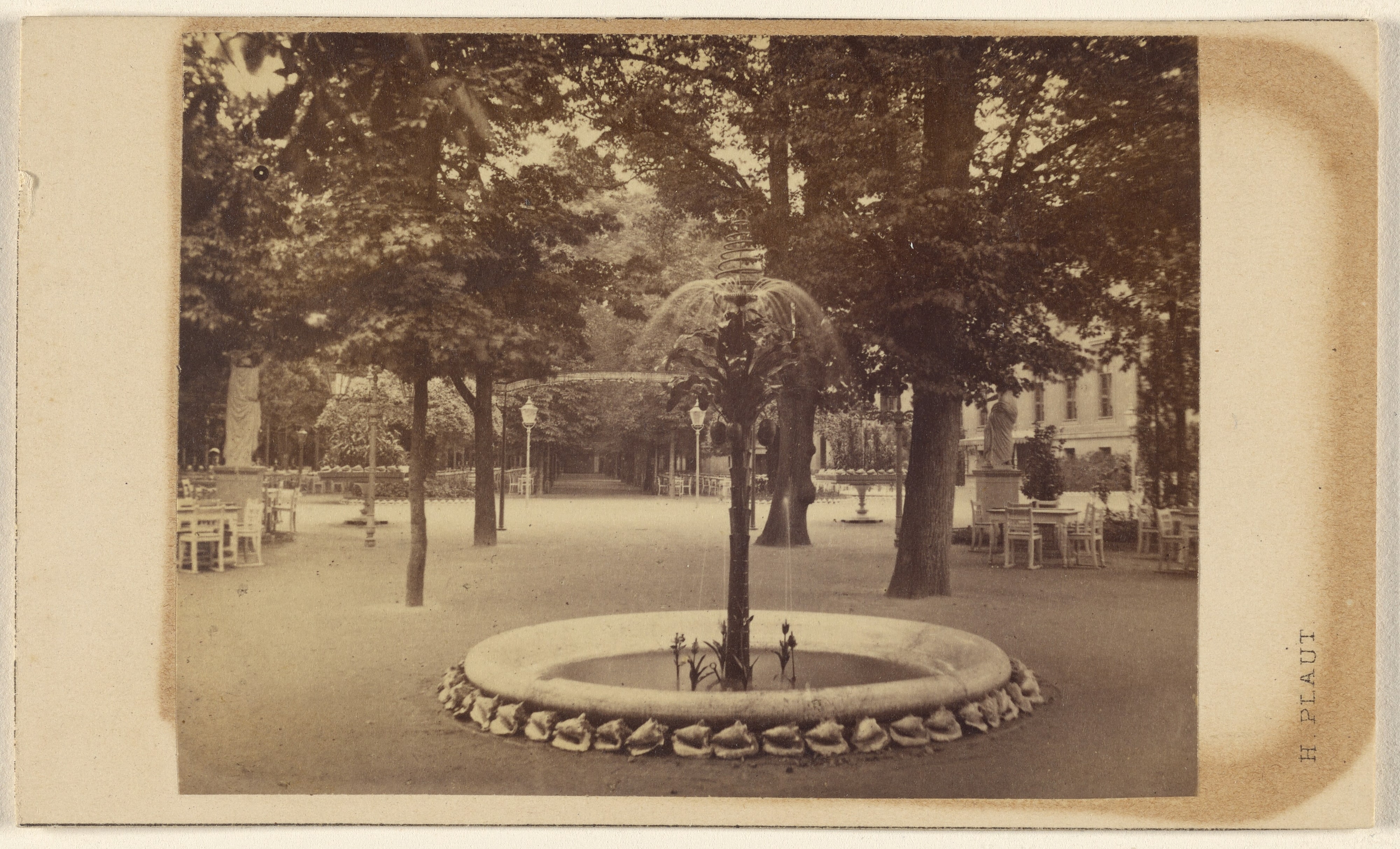 Berlin. Kroll's Garten, der Springbrunnen und die grosse Allee.