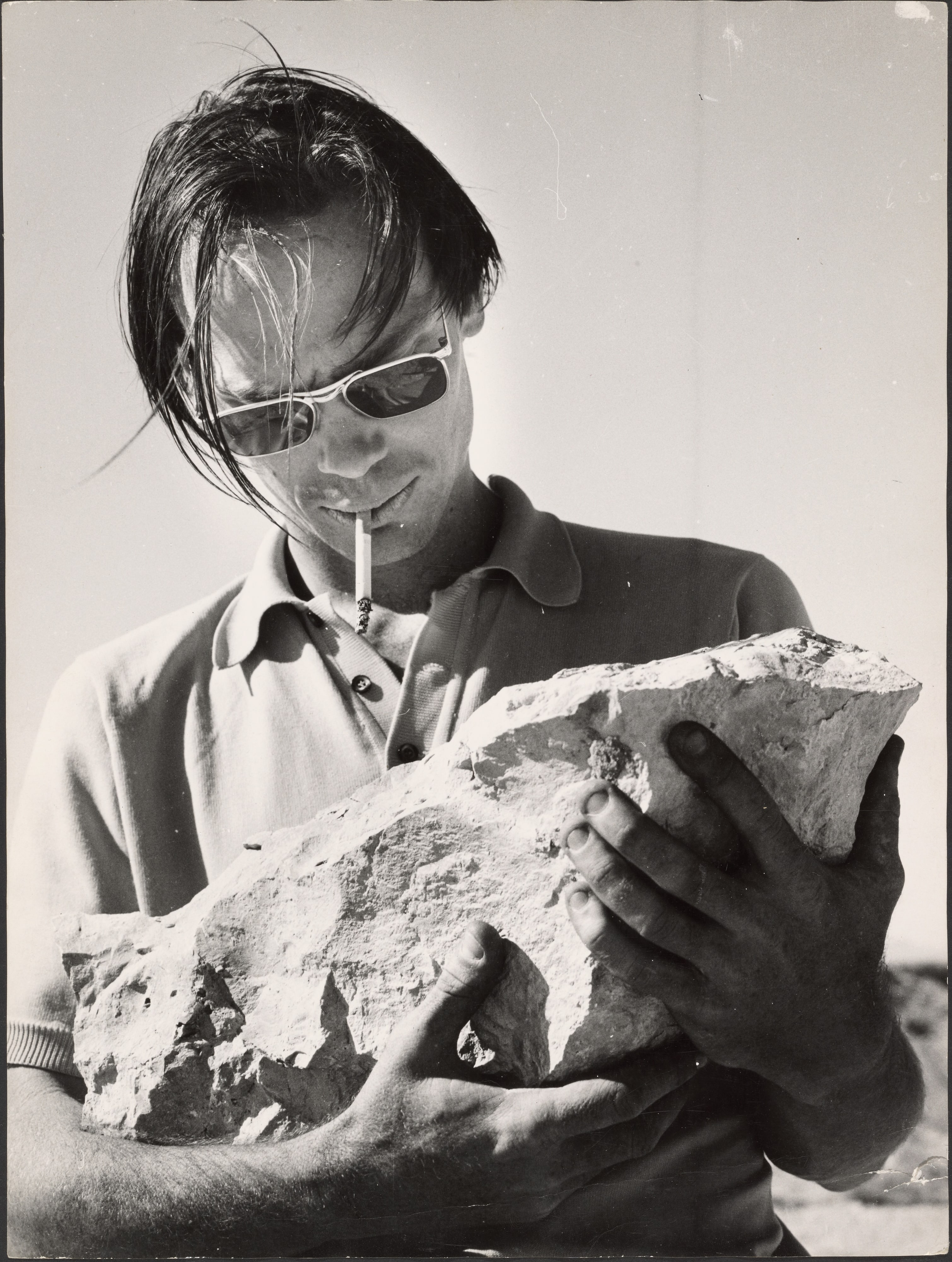 Michael Heizer holding "Baby Rock," Nevada