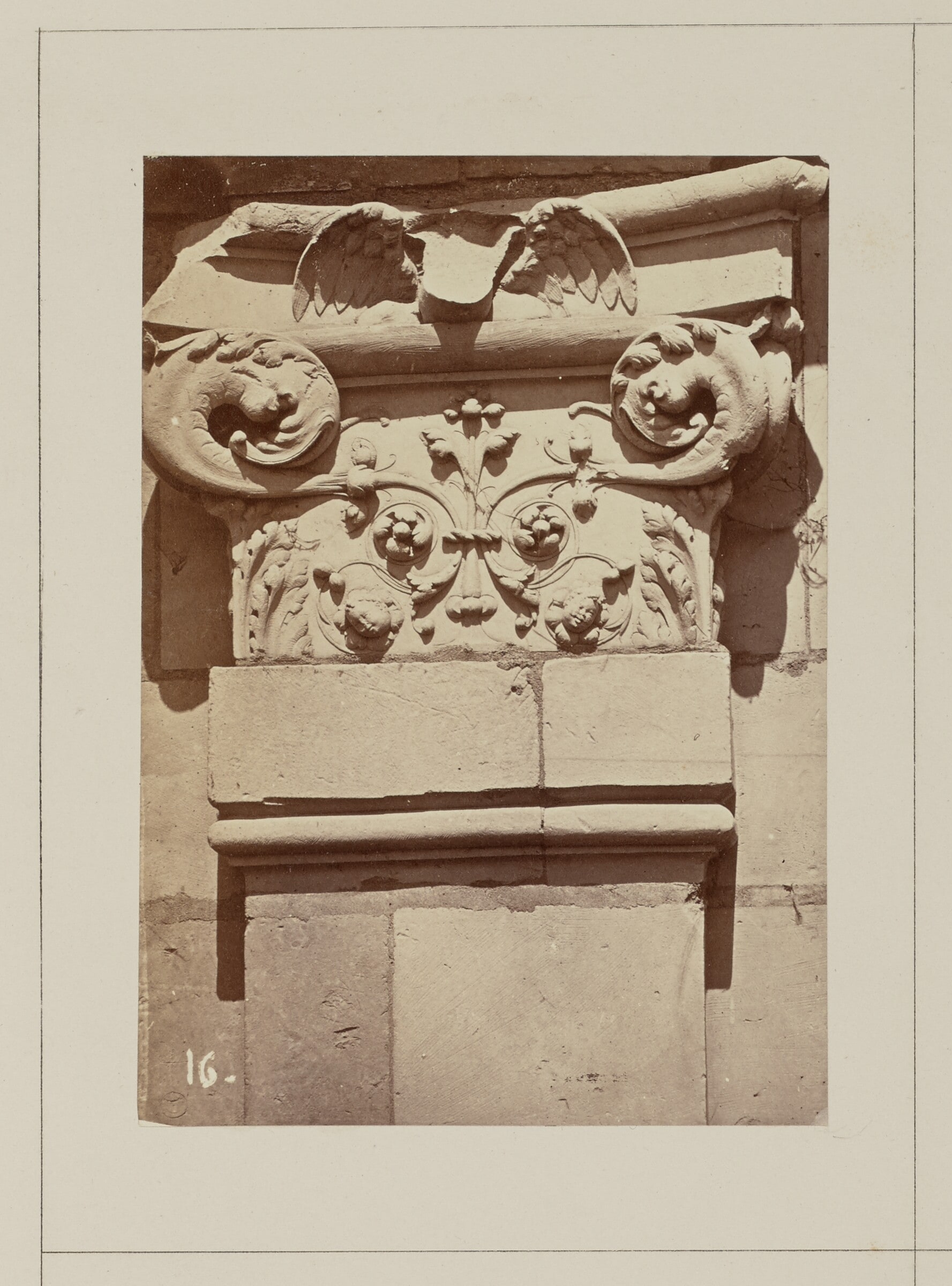 Château de Chambord: Chapiteaux de la façade du levant
