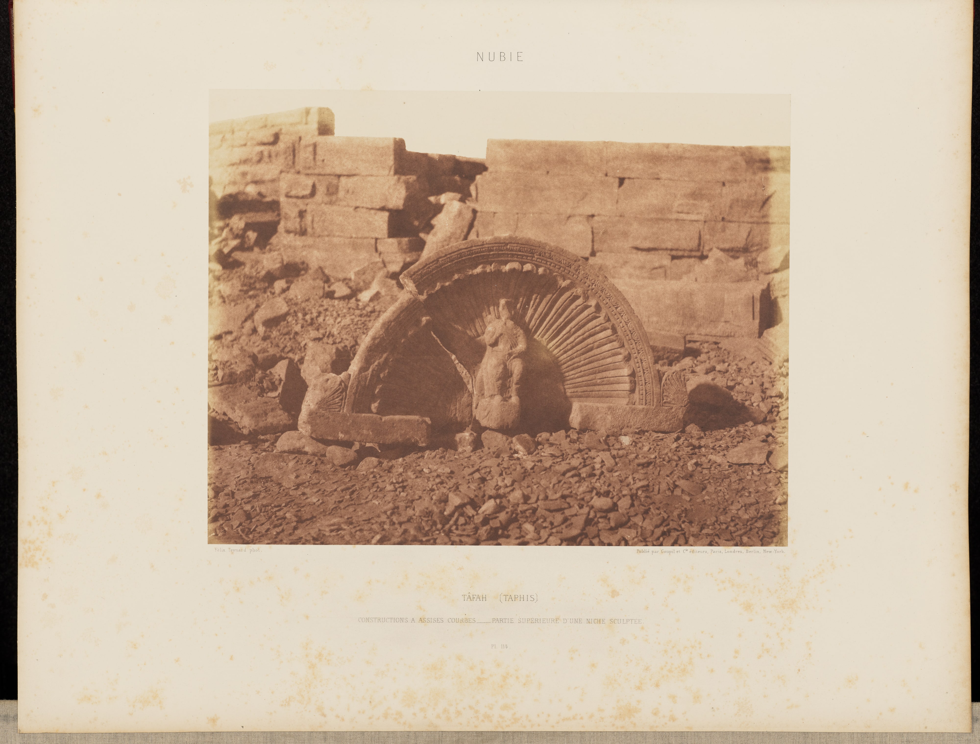 Tâfah (Taphis). Constructions a Assises Courbes - Partie Supérieure d'une Niche Sculptée