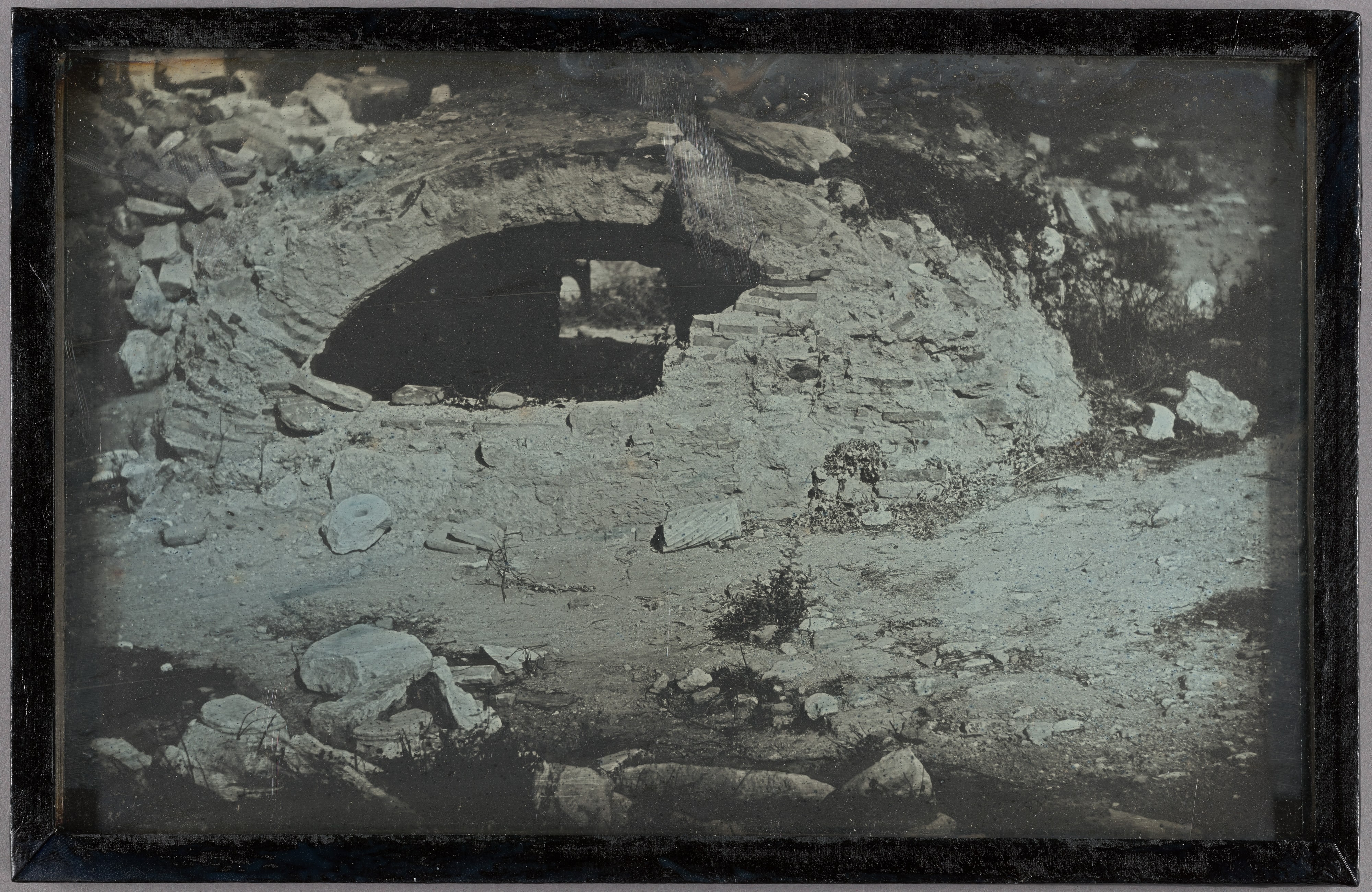 Athènes. T.[emple] de Min.[erve] Poliade (1er plans) / [Cistern opening at the foot of the Erectheion, Acropolis, Athens.]