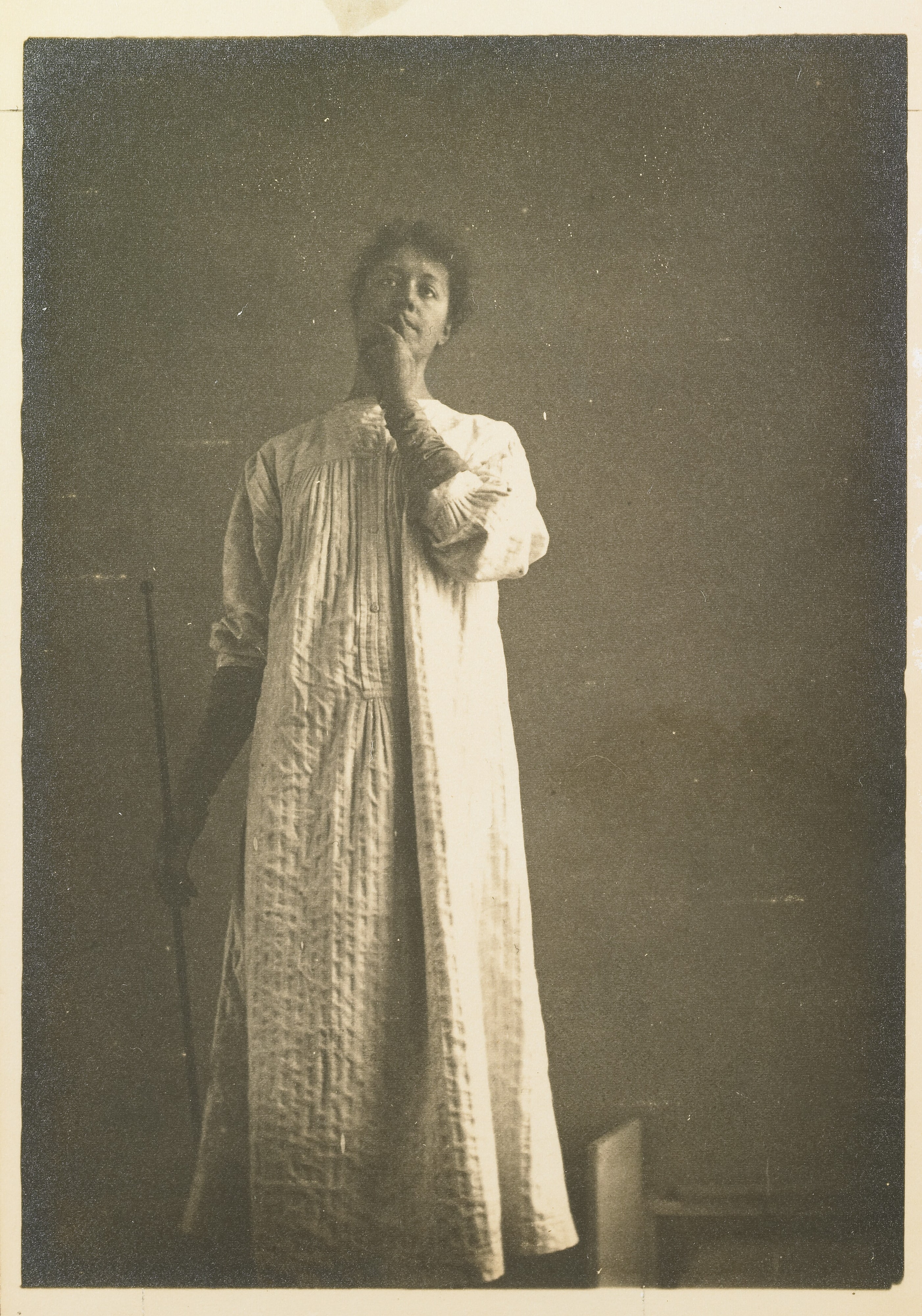 Femme en chemise, la main devant la bouche