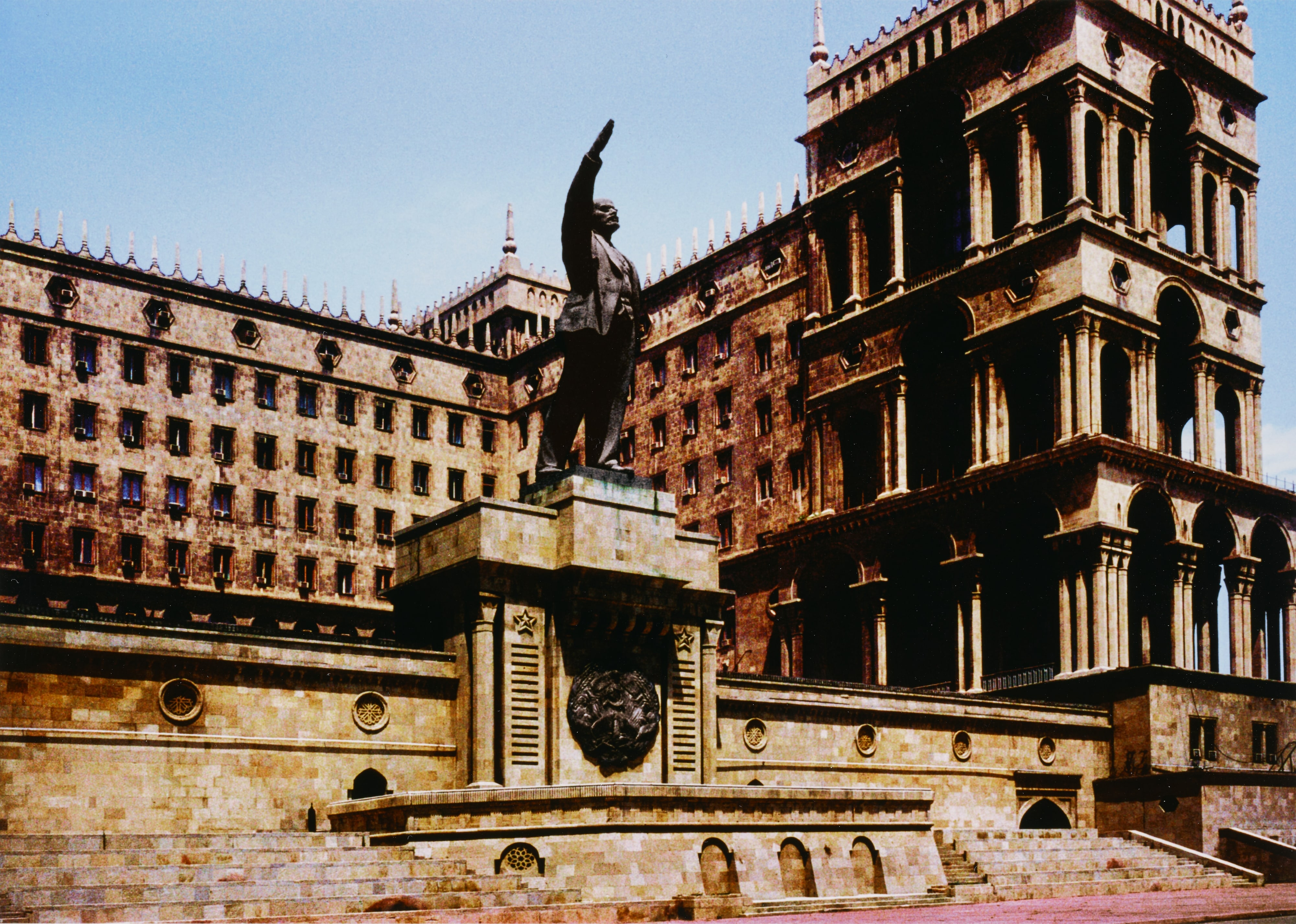 21/9/1991 Baku, Azerbaijan SSR. A government building and statue of Lenin.