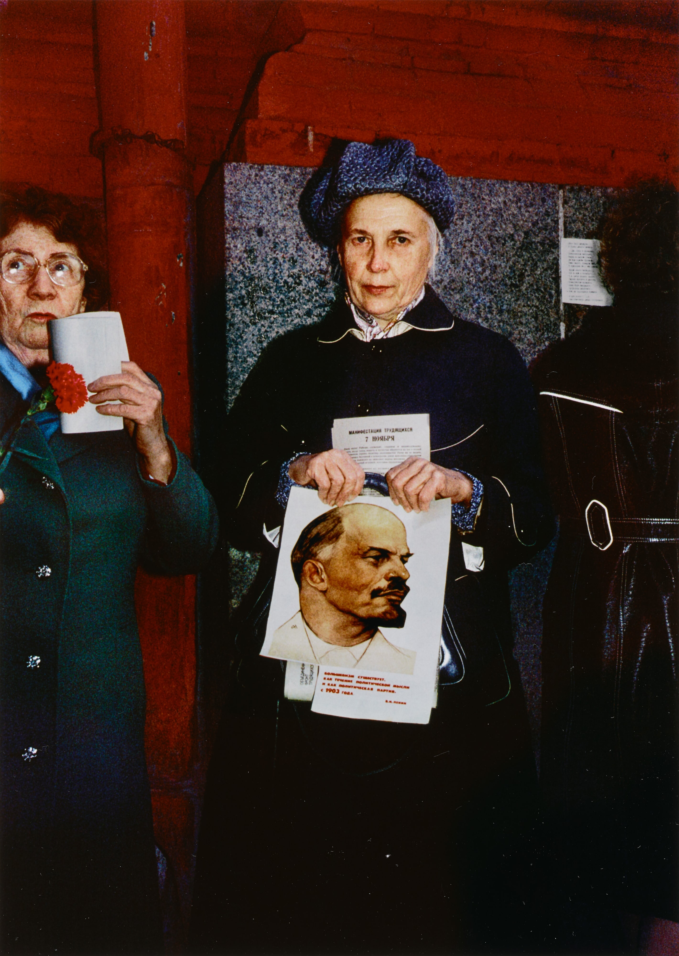 13/10/1991 Moscow, Russian SFSR. People gathered in front of the Lenin Museum.