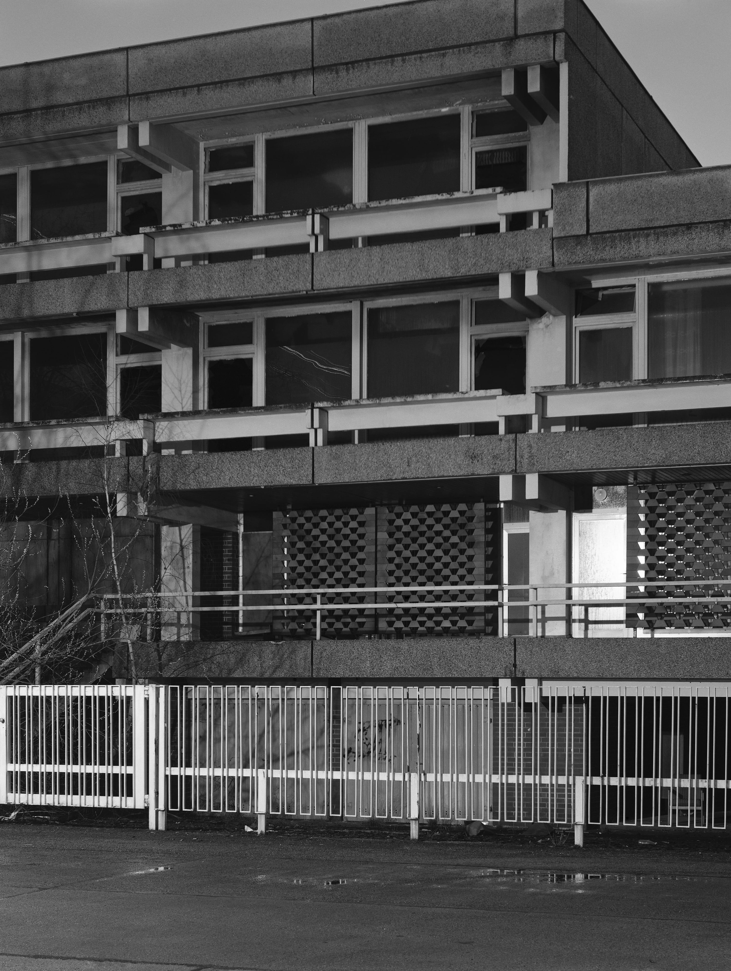 Facade, from 4 to 6 twice, dawn and dusk