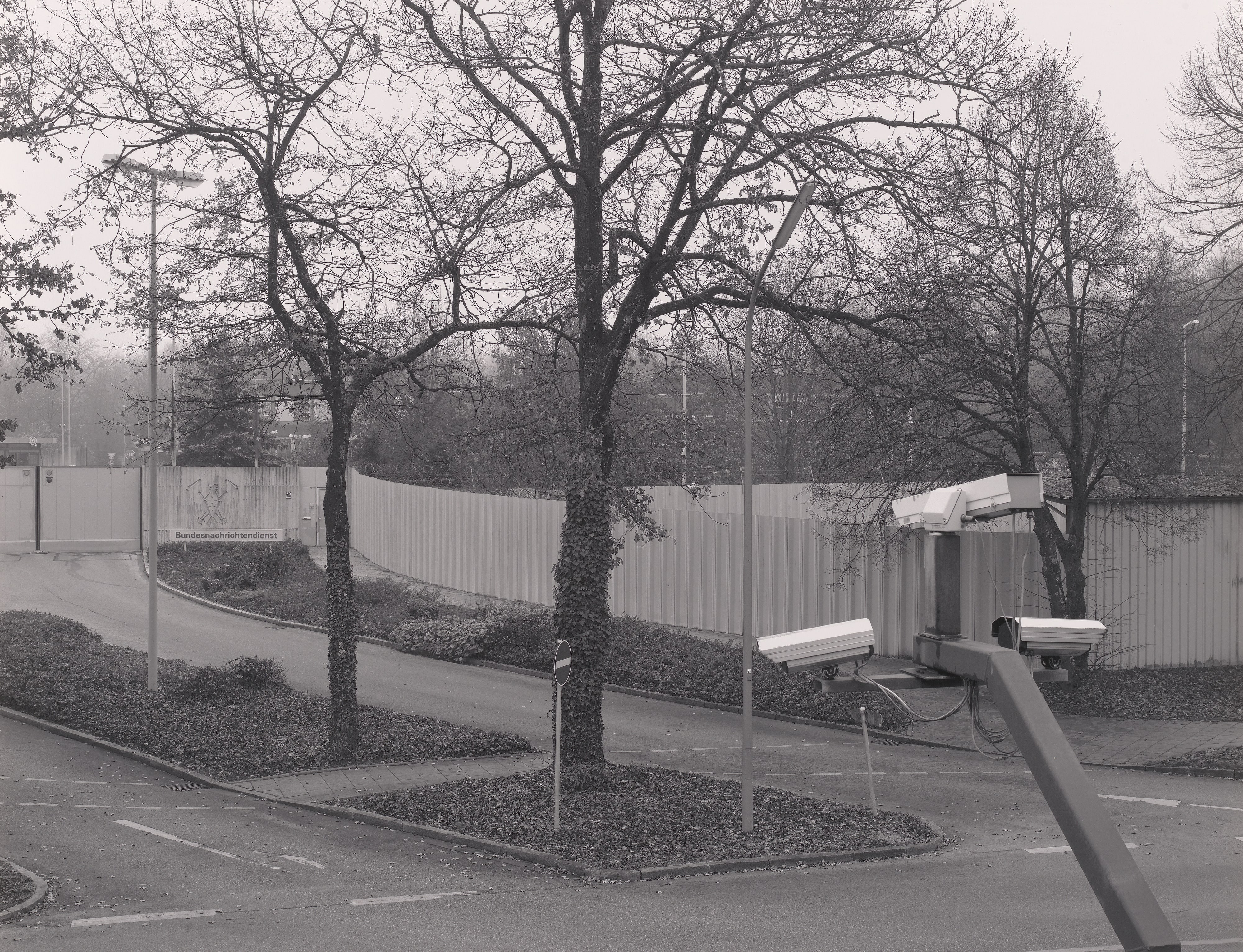 Rechter Teil der Haupteinfahrt, im Hintergrund der ehemalige Busbahnhof (Right Side of the Main Entrance; In the Background is the Former Bus Station)