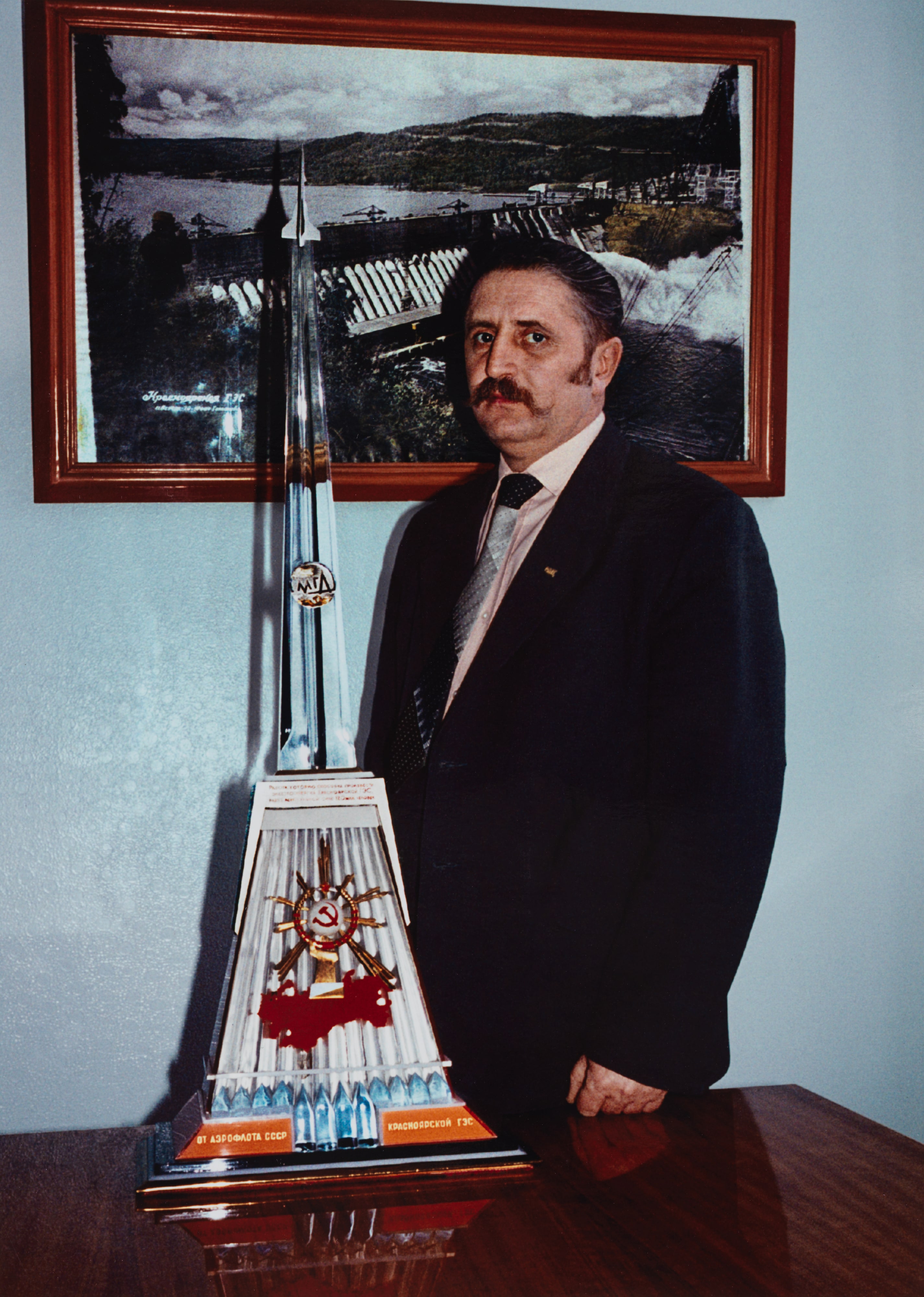 19/3/1991 Krasnoyarsk, Russian SFSR. Andrey Samolenko, 43 years old, the security chief of the Krasnoyarsk hydroelectric-power plant.The Krasnoyarsk plant began operations in 1967, on the fiftieth anniversary of the Russian Revolution. At the time, it...