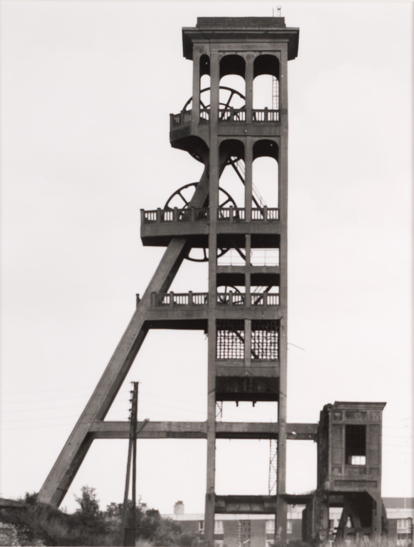 Förderturm, 1920, Fosse "Dutemple," Valenciennes, Nordfrankreich (Winding tower, 1920, Fosse "Dutemple," Valenciennes, North France), from the portfolio Industriebauten (Industrial Buildings)