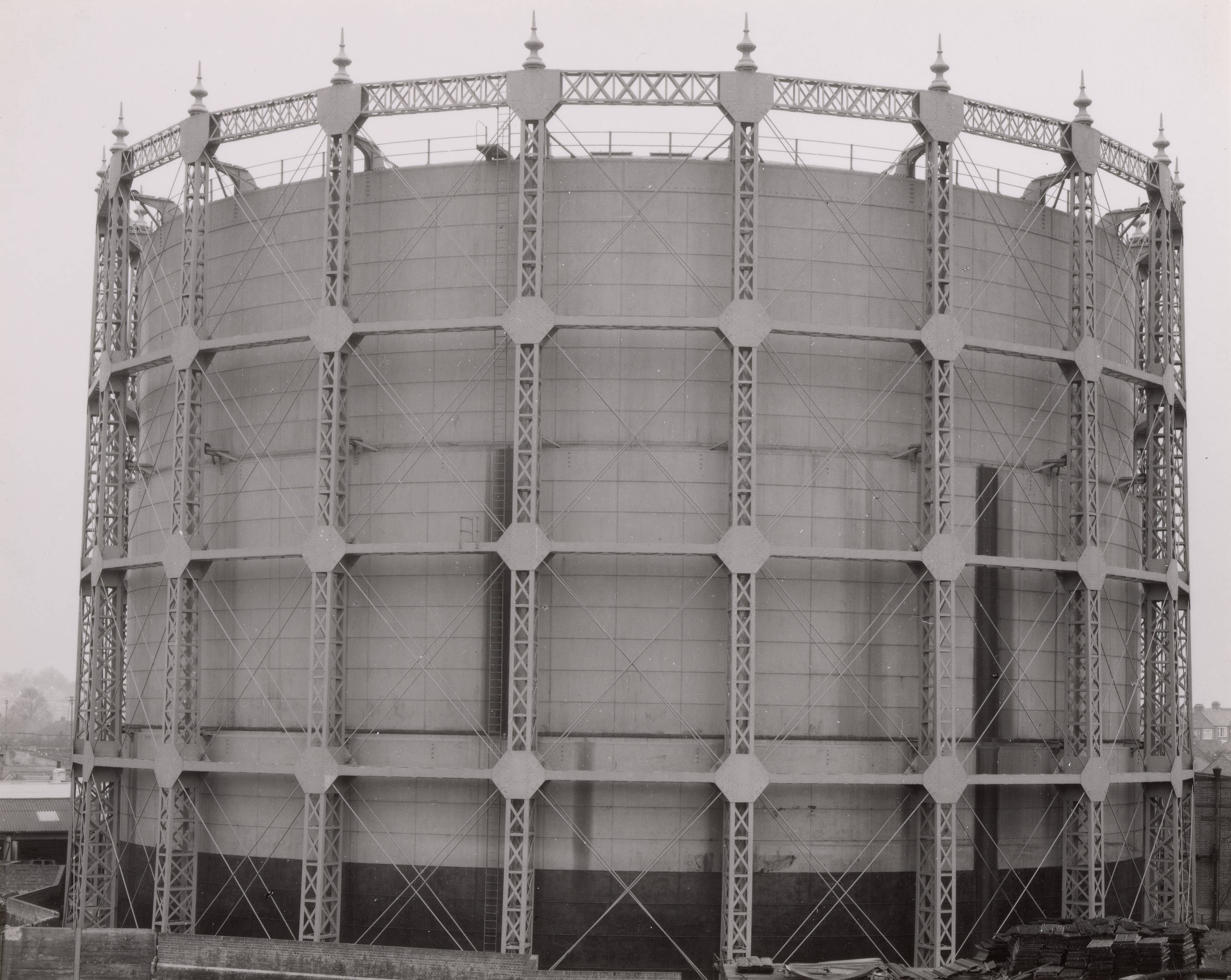 Gasbehälter, ca. 1880, London-Finchley (Gas Holder, ca. 1880, London, Finchley), from the portfolio Industriebauten (Industrial Buildings)