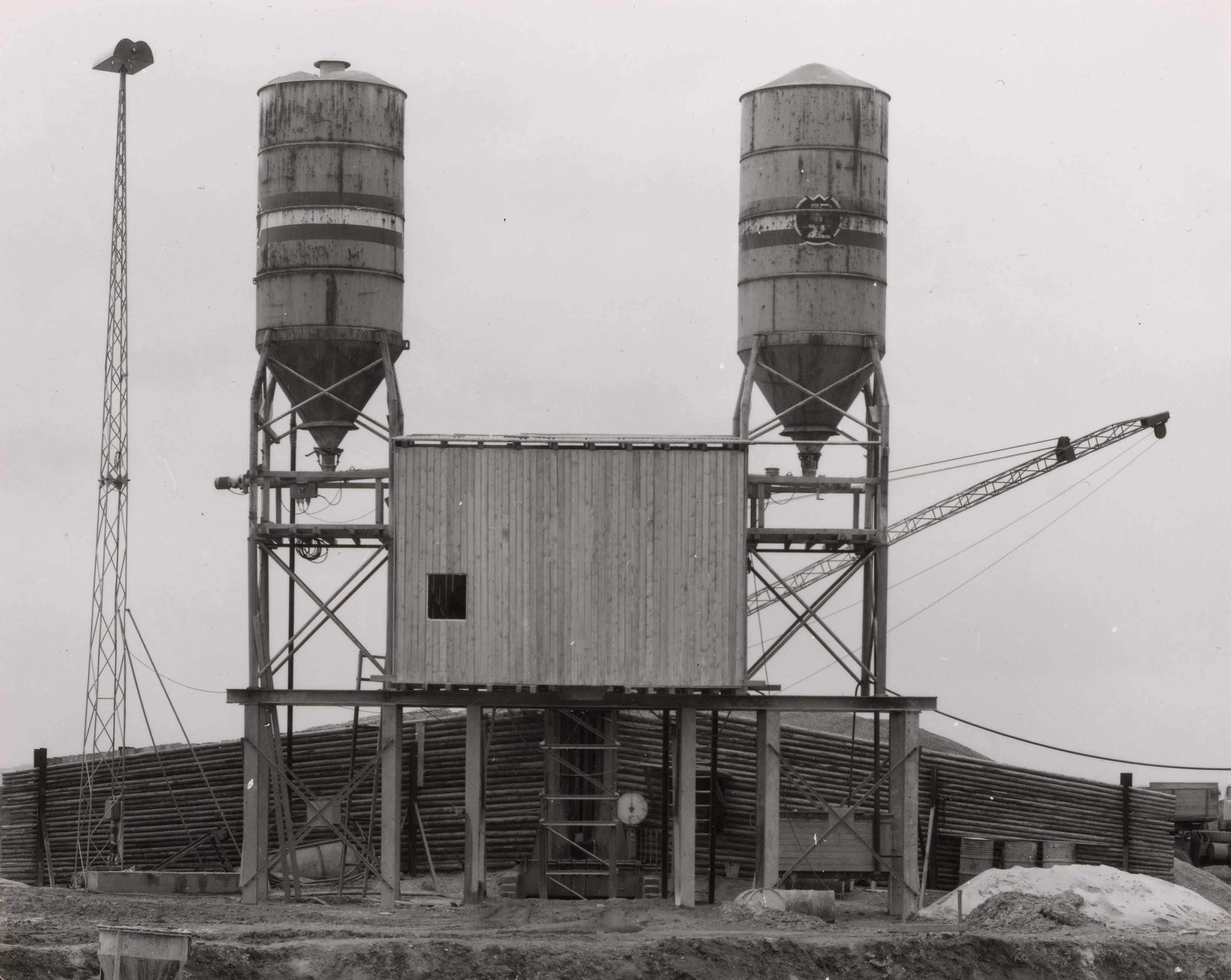 Silo und Mischanlage einer Baustelle, Essen, Ruhrgebiet (Silo and Machine for a Building Site, Essen, Ruhr District), from the portfolio Industriebauten Artist names