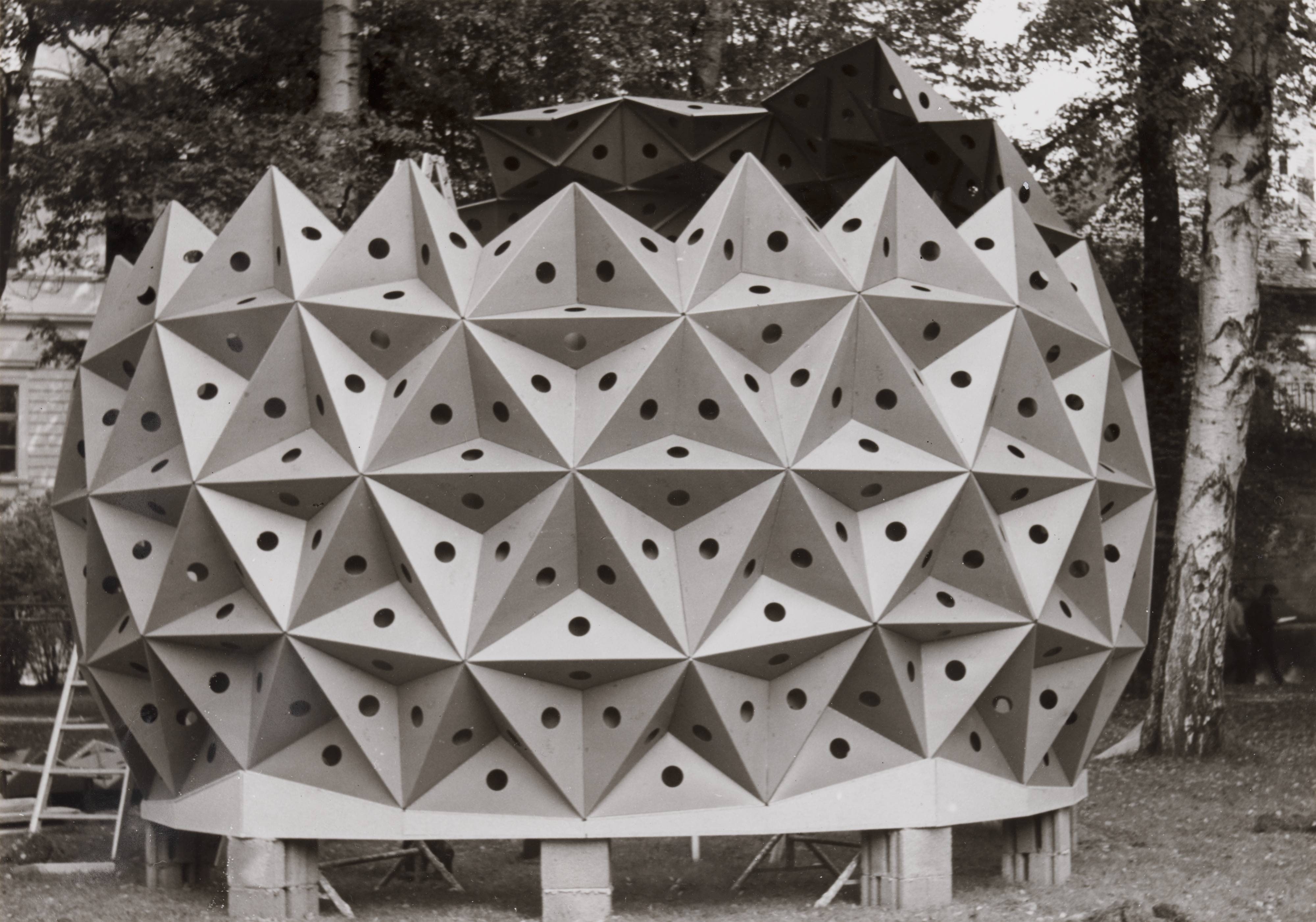 Kuppel aus Schuhkarton, Graz (Dome Made from Shoeboxes, Graz)