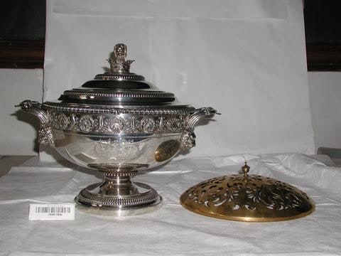 1 Large Soup Tureen, 4 Small Sauce Tureens
