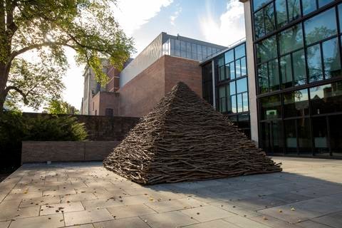Monument (Pyramid)