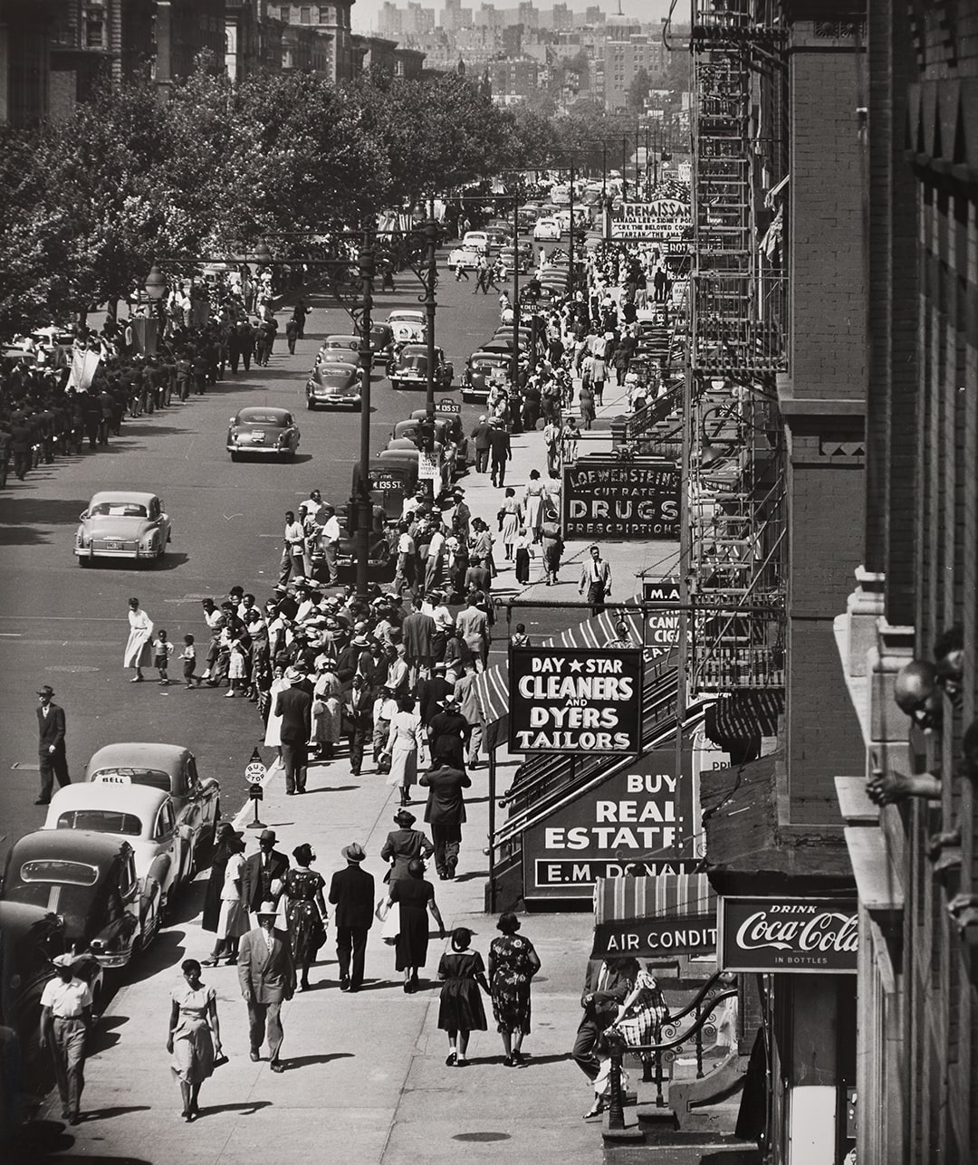 Untitled (Harlem, 135th Street at 7th Avenue) - Gordon Parks
