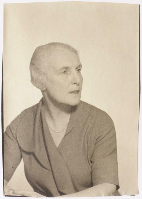 Portrait de femme non identifiée