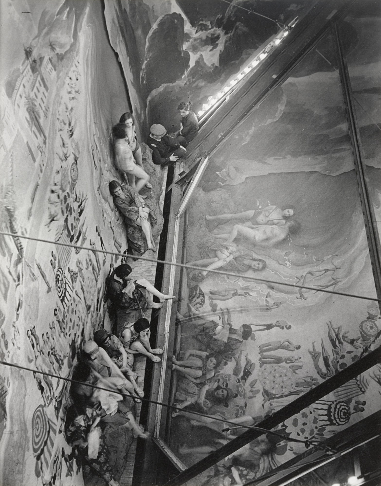 "Juan-les-Pins, Folies-Bergères, Paris