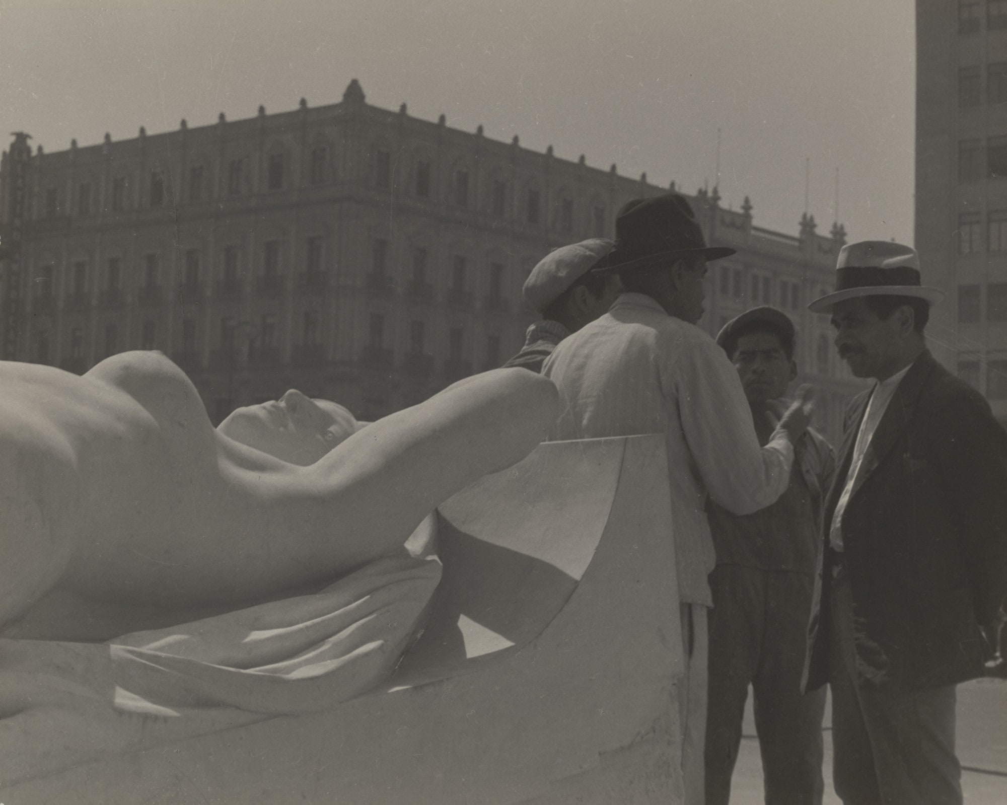Plática junto a la estatua (Conversation near the Statue)