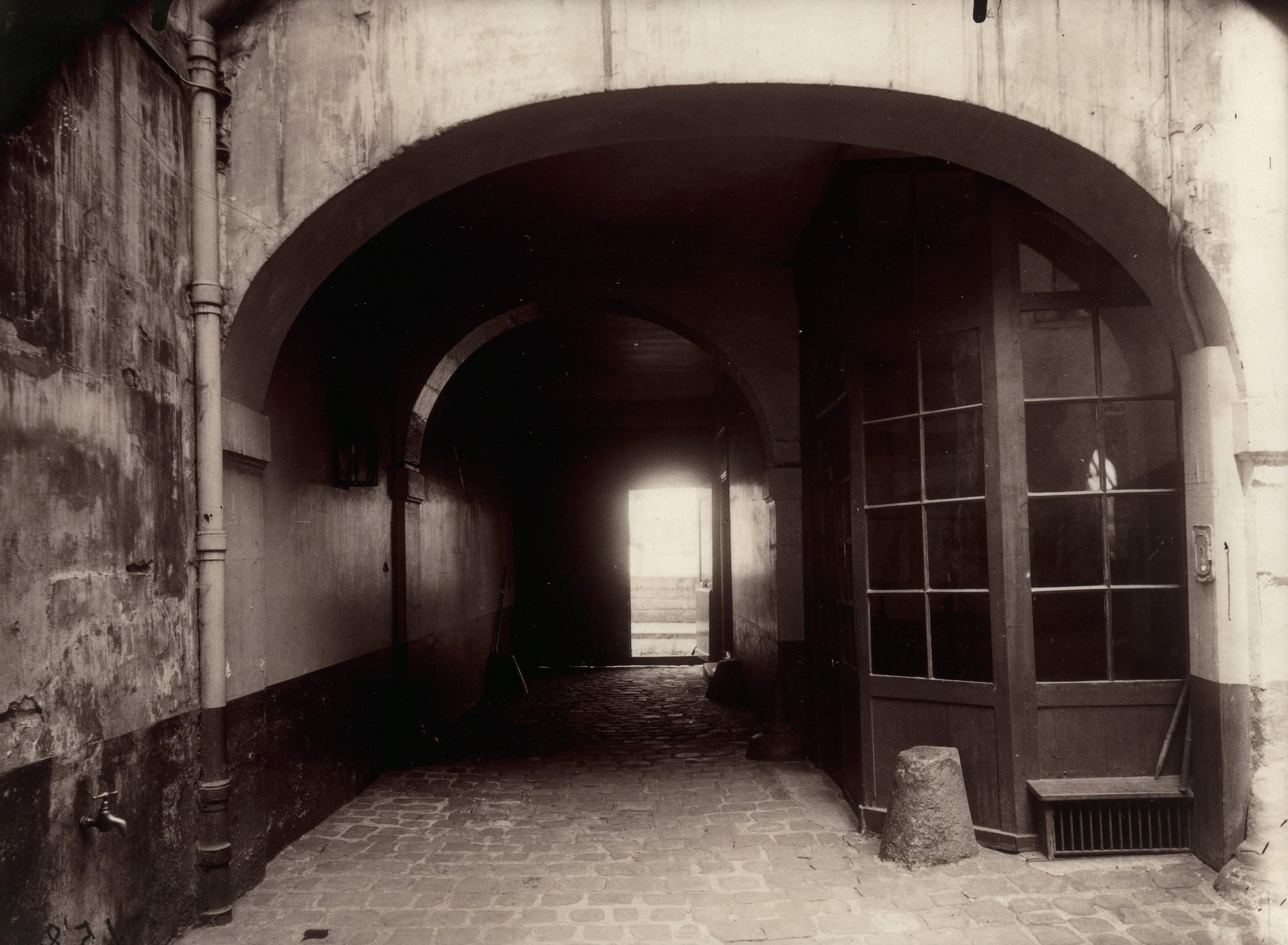 Ancien Hôtel Gaillardon, cour, 27 quai d'Anjou, 4e arrondissement
