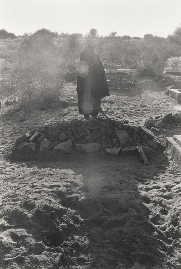 Izmat at Jannat's grave, Barmer