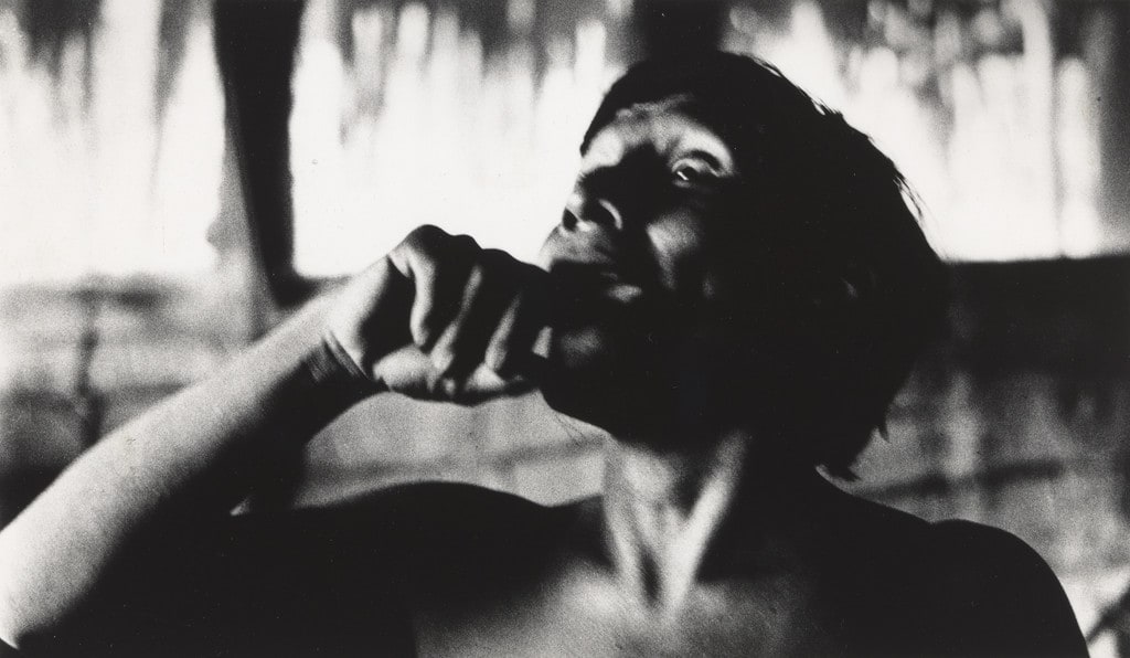 Yanomami parle par gestes (Yanomami speaks through hand gestures)