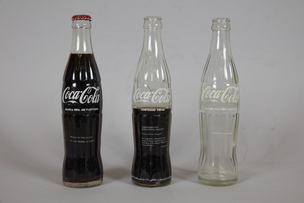 Insertions into Ideological Circuits: Coca-Cola Project (Inserções em Circuitos Ideológicos: Projeto Coca-Cola)