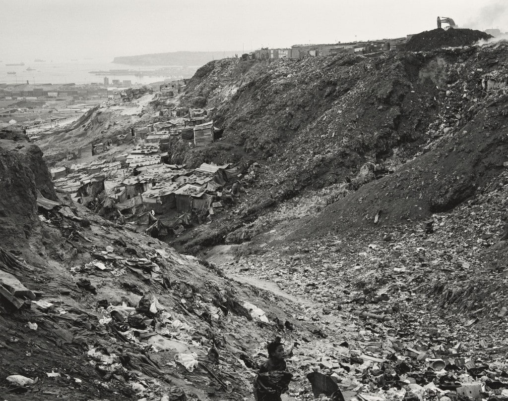 Woman on the footpath from Boa Vista to Roque Santeiro market from the series Terreno Ocupado