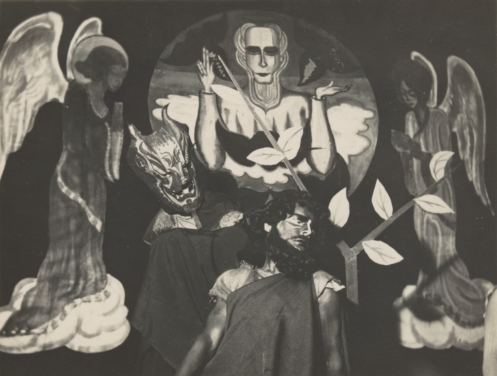 Théâtre de recherches dramatiques. Claude Cahun au masque et Roger Roussot dans Le Mystère d’Adam