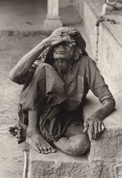 Old Woman with Hand to Face, Bhavnagar