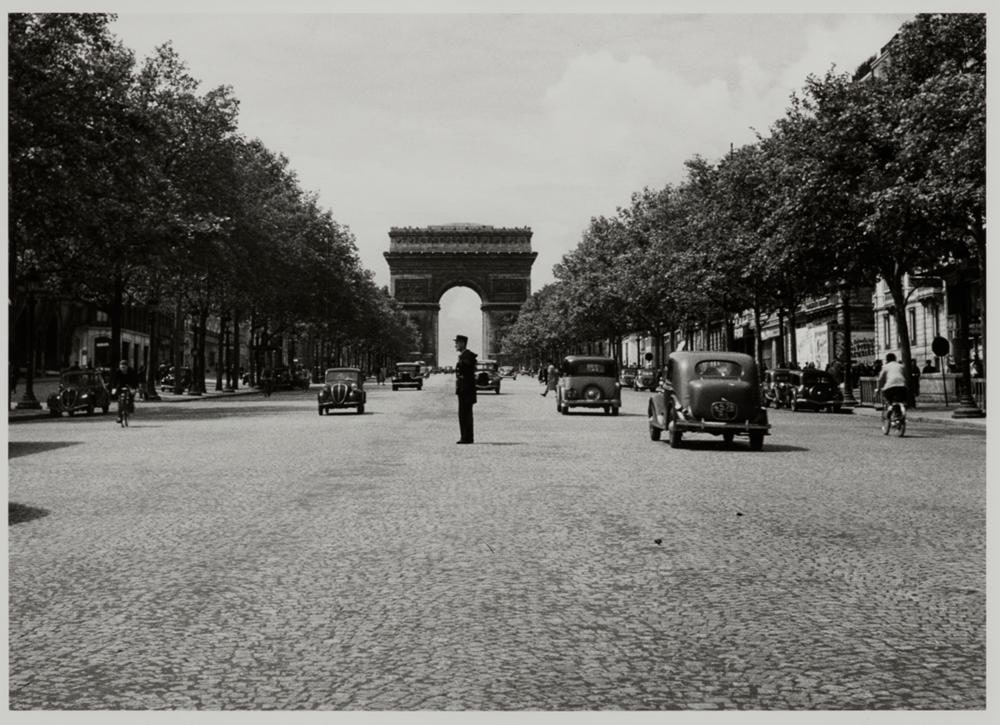 Gendarme, Arc de Triomphe, Champs-Elysées