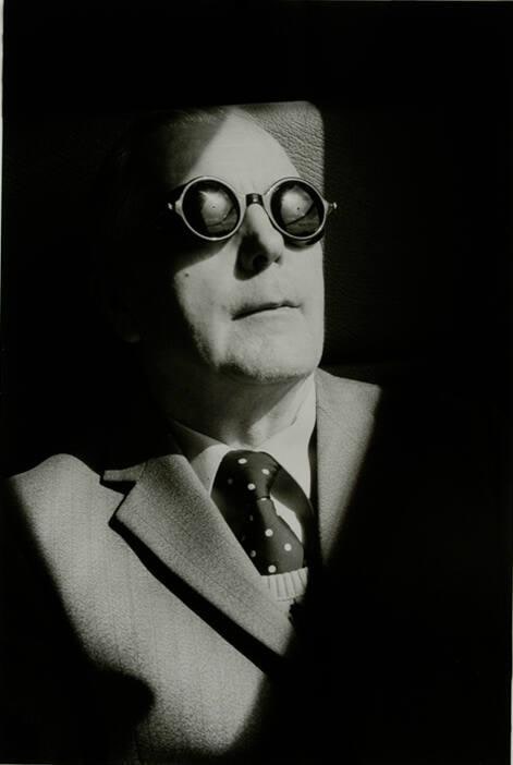 Man mit Brille