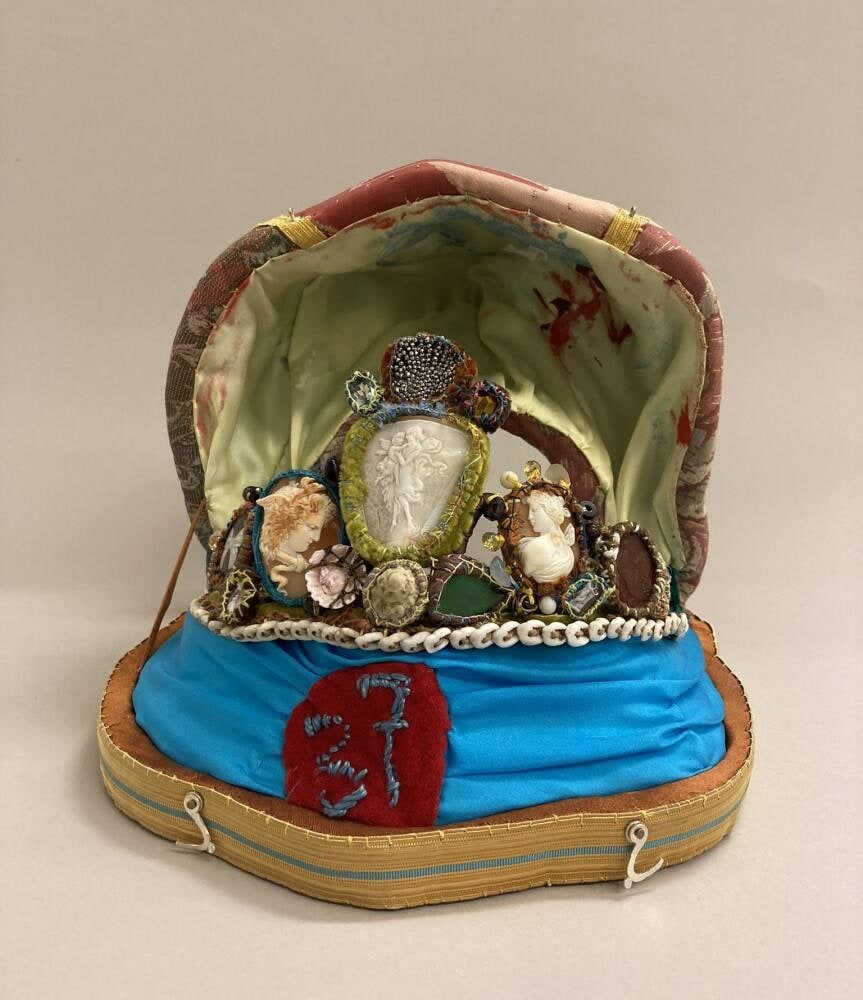 Jewel 37 Cameo Crown