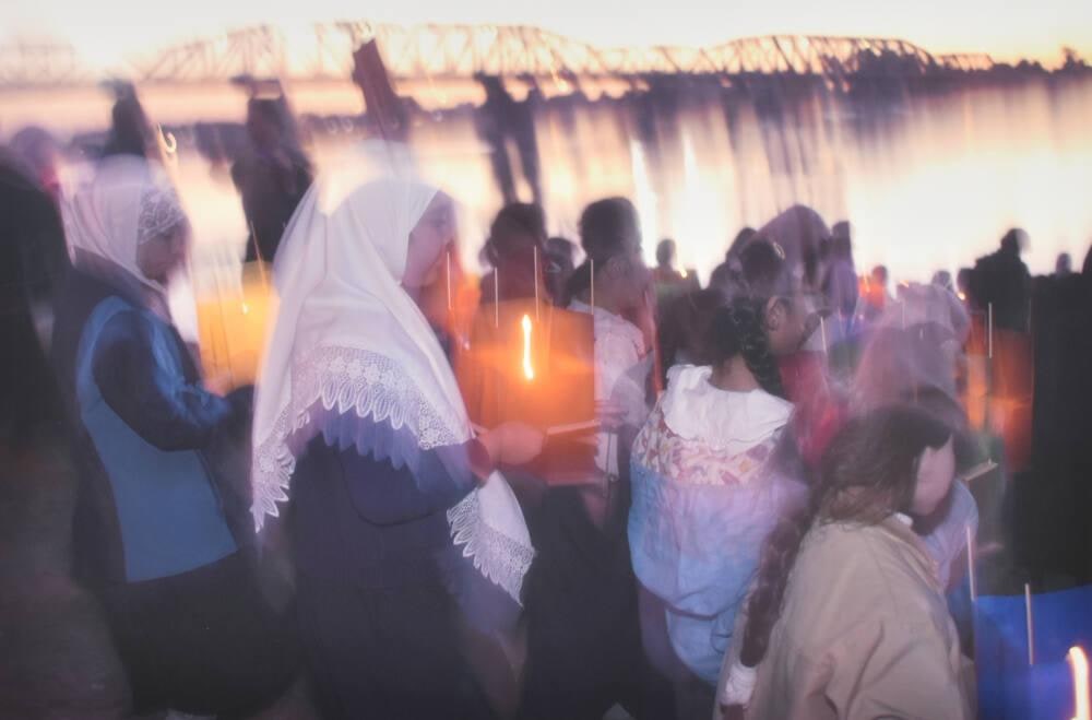 Children carry Japanese prayer lanterns to the Tigris River in Baghdad on the 12th anniversary of the start of the first Gulf War