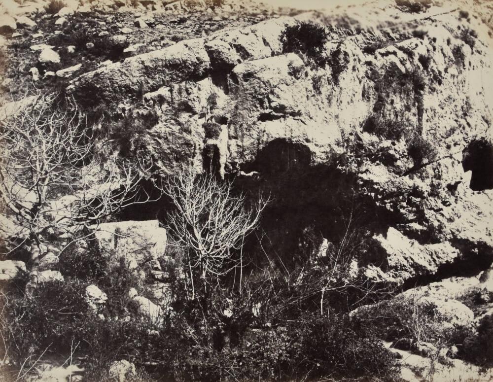 Nahr El Kelb, Grotte audessus de la source