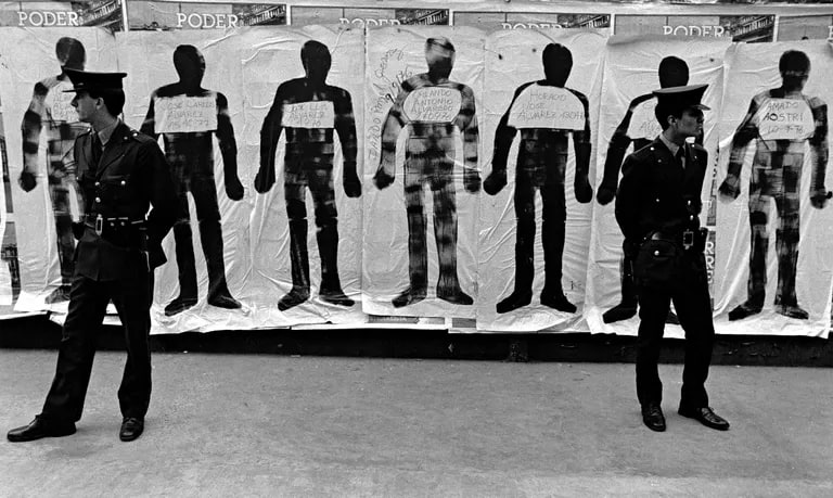Silhouettes and cops (Siluetas y cana), from the series The silhouette action (El siluetazo), Buenos Aires