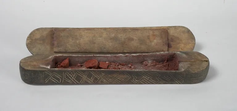Lidded cosmetic box with tukula
