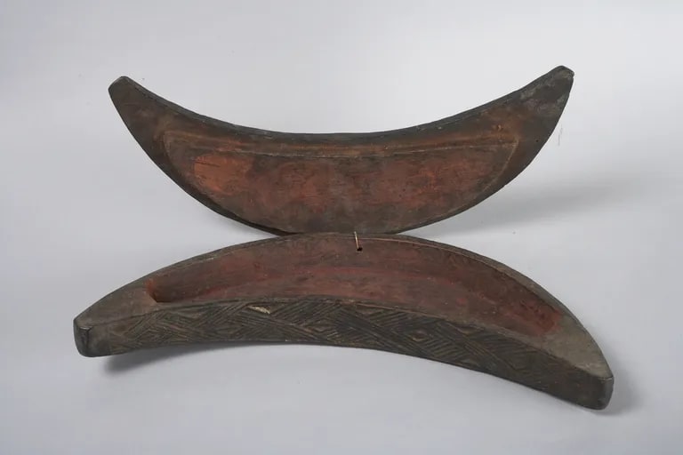 Lidded cosmetic box with tukula