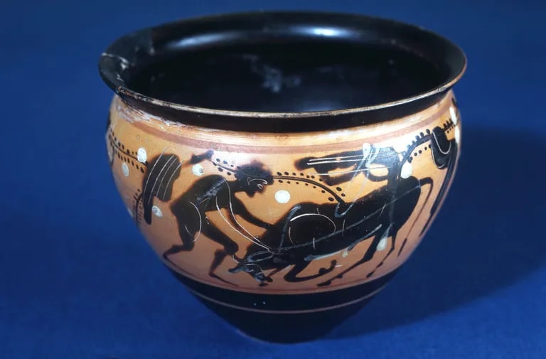 Black-figure cup: Herakles and the lion/Herakles and the bull