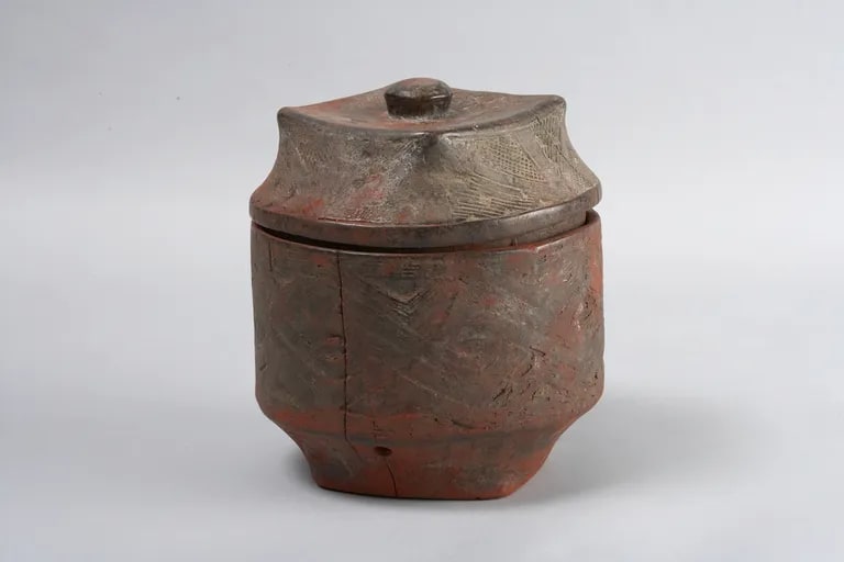 Lidded cosmetic box