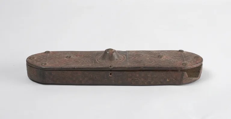 Lidded cosmetic box with razor and tukula paste