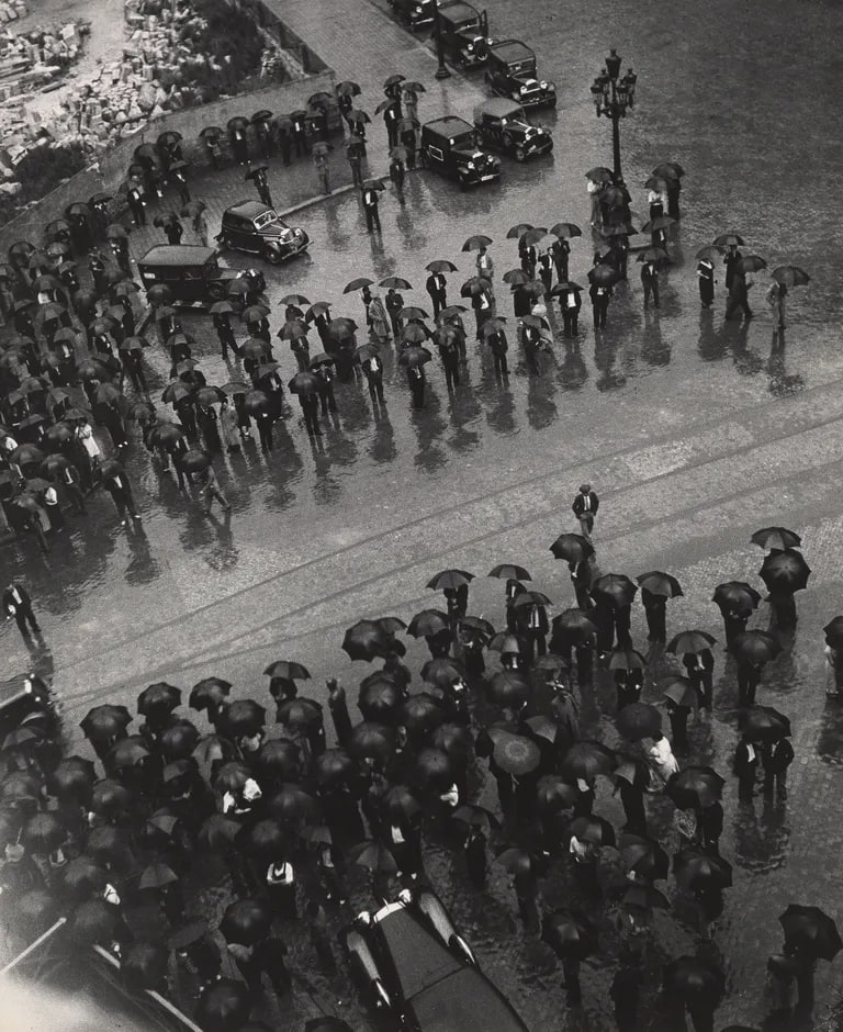 Las paraguas, Guerra Civil española, Barcelona, España (Umbrellas, Spanish Civil War, Barcelona, ​​Spain)