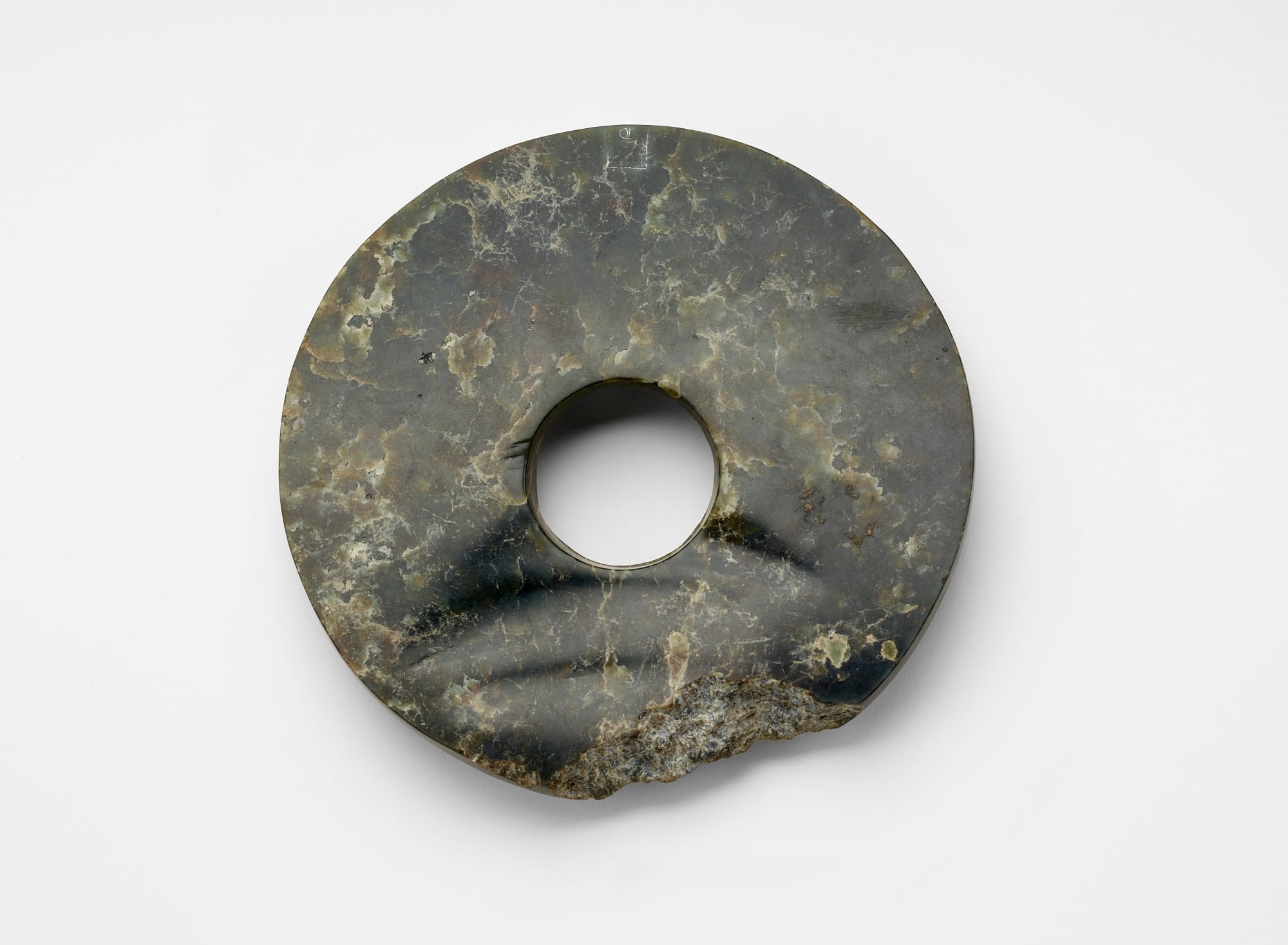 Disk (<em>bi</em> 璧) with incised glyph (fragment)